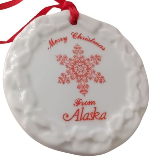 Vintage ALASKA Ceramic Ornament Christmas Eskimo Polar Bear Seal Sled Round 90s. - Picture 3 of 12